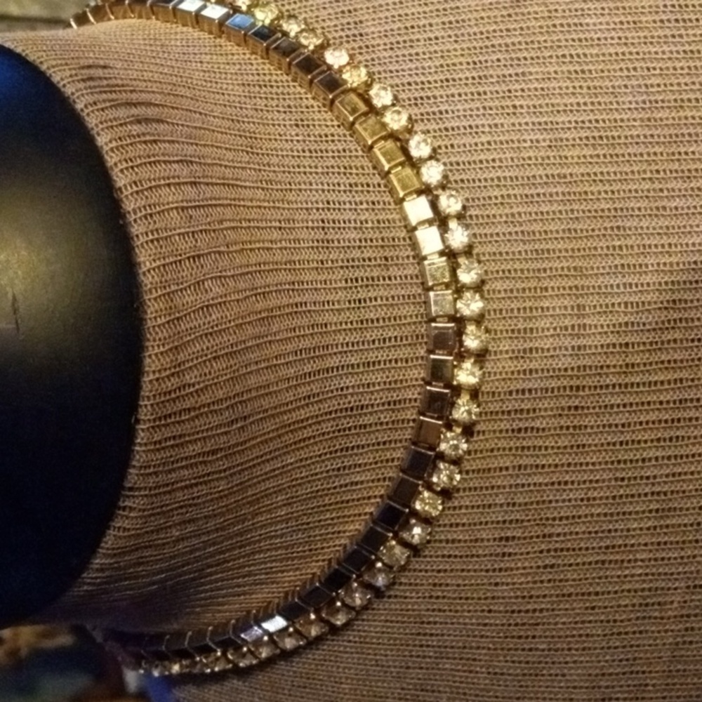Very nice costume jewelry necklace